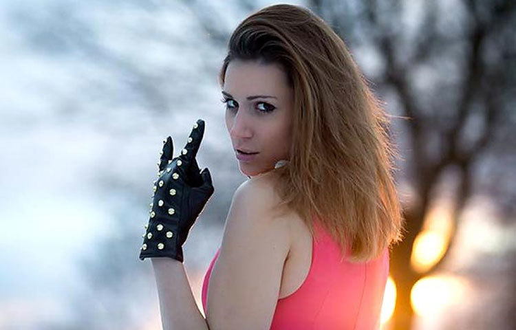 একদিকে মডেল, অন্যদিকে মাঠের মধ্যে দক্ষ রেফারি- দুই কাজই সমানভাবে সামলান সুইজারল্যান্ডের অর্লি সারা বলিয়ার।