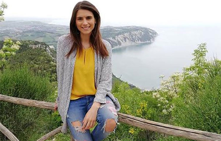 ইতালির রেফারি এলিনা তাম্বিনি একের পর এক ছবি সোশাল সাইটে ভাইরাল হয়ে গিয়েছে।