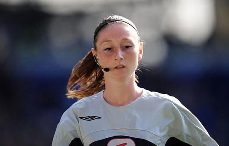 ৩২ বছরের ইংল্যান্ডের রেফারি সিয়া মেসও জনপ্রিয় ফুটবল অনুরাগীদের মধ্যে।