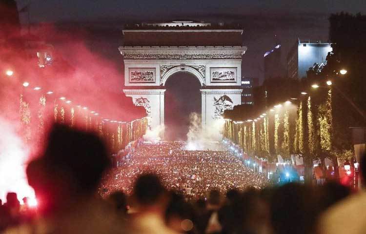 রাস্তায় নেমে আনন্দ করতে থাকেন ফ্রান্সের হাজার হাজার ফুটবলপ্রেমী।