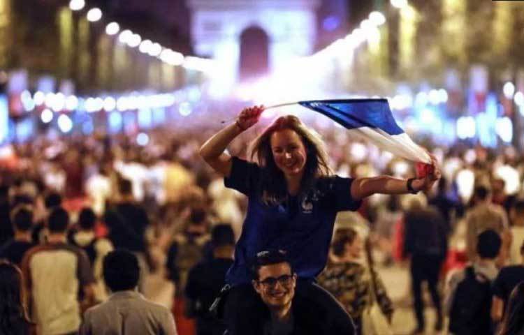 প্যারিসের শ্যামস-এলিসি অ্যাভিনিউতে ফরাসিদের এই উল্লাসের ছবি দেখা যায়।