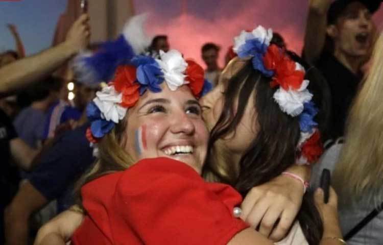 ফ্রান্সের মার্সেই শহরেও ফুটবলপ্রেমীরা একইভাবে উল্লাসে মেতে ওঠেন।