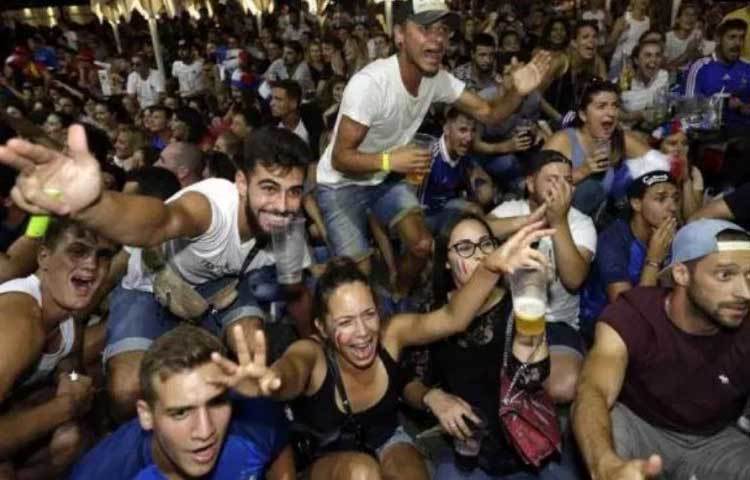 এবার কাইলিয়ান এমবাপে, পল পগবা, আন্তোনিও গ্রিজম্যানরা যেভাবে খেলছেন, তাতে চ্যাম্পিয়ন হওয়া ছাড়া অন্য কিছু ভাবছে না ফরাসি সমর্থকরা।