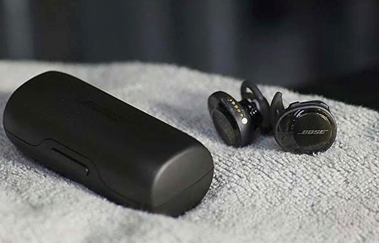 সাউন্ডপোর্ট ফ্রি : ফোন হাতে ধরে কথা বলতে অনেক ক্ষেত্রে সমস্যা তৈরি হতে পারে। হাতে জিনিসপত্র থাকতে পারে। হাত খালি থাকলে কাজের ক্ষেত্রেও সুবিধা হয়। তাই সাউন্ডপোর্ট ফ্রি অনেক ক্ষেত্রেই অপরিহার্য হয়ে উঠতে পারে।