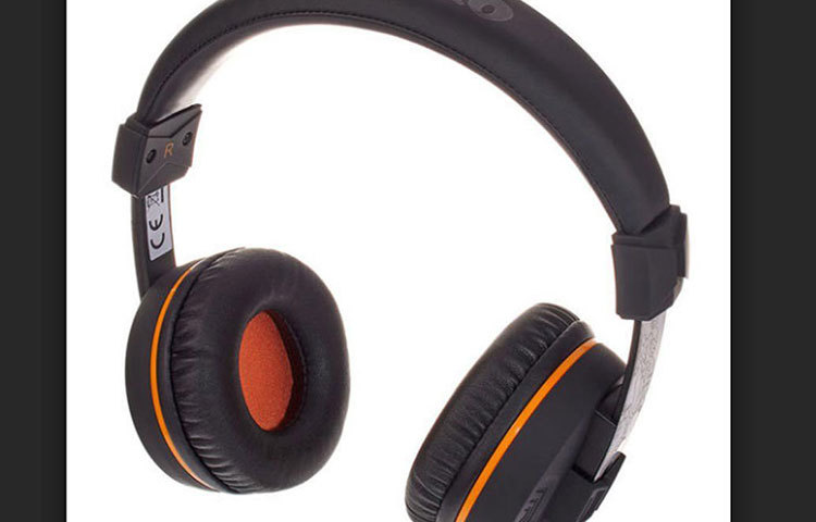 হেডফোন : হেডফোন অতি আবশ্যিক হয়ে ওঠে বিমানে অনেকক্ষণ সফরের সময়। একা একা সফর করলে গান শুনে সময় কাটিয়ে দেওয়া যেতে পারে। বলা ভালো অনেক সময় হেডফোন আপনার একাকিত্ব ঘোচাতে সাহায্য করে।