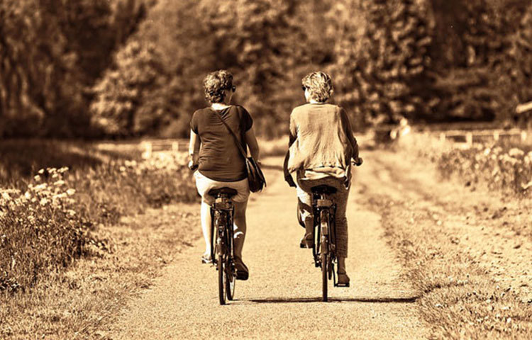 প্রকৃত বয়স : মেয়েরাই নিজেদের বয়স নিয়ে সব চেয়ে বেশি মিথ্যে বলে থাকেন। নিজের বয়স কিছুটা কমিয়ে বলতে বা বিশেষ করে পুরুষদের সামনে বয়স লুকাতে তারা দ্বিধা করেন না। এর পেছনে একেকজনের একেক রকম যুক্তি বা উদ্দেশ্য থাকে।