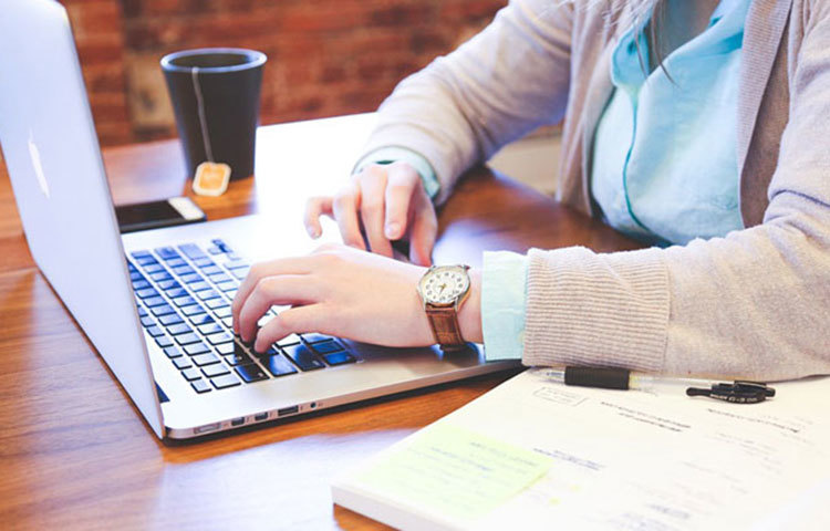 সোশ্যাল মিডিয়ায় যা দেখান : সোশ্যাল মিডিয়ায় নিজের জীবনের বিষয়ে অযথা মিথ্যে তথ্য পরিবেশন করেন অসংখ্য মেয়েরা। নিজের যে ব্যক্তিগত বিষয়ে সোশ্যাল মিডিয়ায় না বললেই নয়, সে বিষয়গুলিও অকারণ রং চড়িয়ে পরিবেশন করেন।