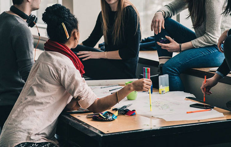 অন্য মেয়েদের বিষয়ে : অন্য মেয়েদের ব্যাপারে অনেক মেয়েই নিজের প্রেমিক বা স্বামীকে বানিয়ে বানিয়ে মিথ্যে কথা বলে থাকেন। বেশির ভাগ ক্ষেত্রেই এর পেছনে ঈর্ষা, নিরাপত্তাহীনতা বা হীনমন্যতা কাজ করে।