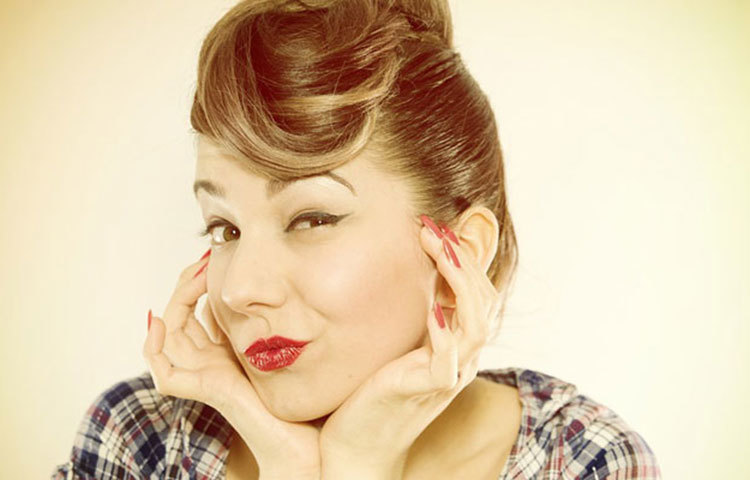 নিজের সৌন্দর্যের বিষয়ে : নিজেদের সৌন্দর্য ধরে রাখার জন্য বেশিরভাগ মেয়েই চেষ্টার কোনো ত্রুটি করেন না। নানা রকম ডায়েট, রূপচর্চা, পার্লারে যাওয়া ইত্যাদি চলতেই থাকে। অথচ, মেয়েরা নিজেদের রূপচর্চার এই তথ্য কাউকে জানাতে রাজি নন। নিজের আসল সৌন্দর্য টিপসগুলোও মেয়েরা কখনোই কাউকে পুরোপুরি জানান না।