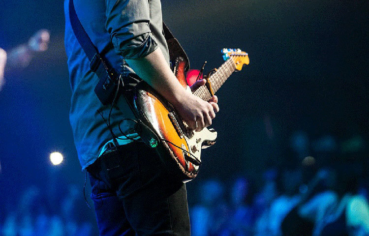 বাদ্যযন্ত্রগুলোর মধ্যে গিটার পছন্দ করেন বেশির ভাগ মেয়ে। তাই গিটার বাজাতে জানলে তাদের নজরে পড়া যায় সহজেই। কলেজ-বিশ্ববিদ্যালয়ের ক্যান্টিনে গিটারের আসর বসান।