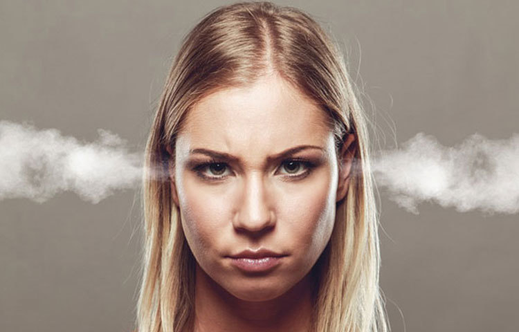 নিজের দোষ বা ভুল স্বীকারের ক্ষেত্রে : নিজের দোষ বা ভুলের ক্ষেত্রেও মেয়েরা পারদর্শী। বিশেষ করে স্বামী বা প্রেমিকের সামনে মেয়েরা কখনোই নিজের দোষ স্বীকার করেন না। বরং ঘুরিয়ে ফিরিয়ে এটাই প্রমাণ করতে চান যে অন্য সকলেই দোষী বা ভুল বলছে কিন্তু তিনি দোষী নন বা তার কোনো ভুল নেই। এই বিষয়গুলিতে কোনো কোনো পুরুষও মিথ্যে বলেন। কিন্তু বেশির ভাগ ক্ষেত্রেই এই বিষয়গুলিতে মেয়েদেরই মিথ্যে বলতে দেখা যায়। তবে এ নিয়ে যথেষ্ট বিতর্কের অবকাশ রয়েছে।