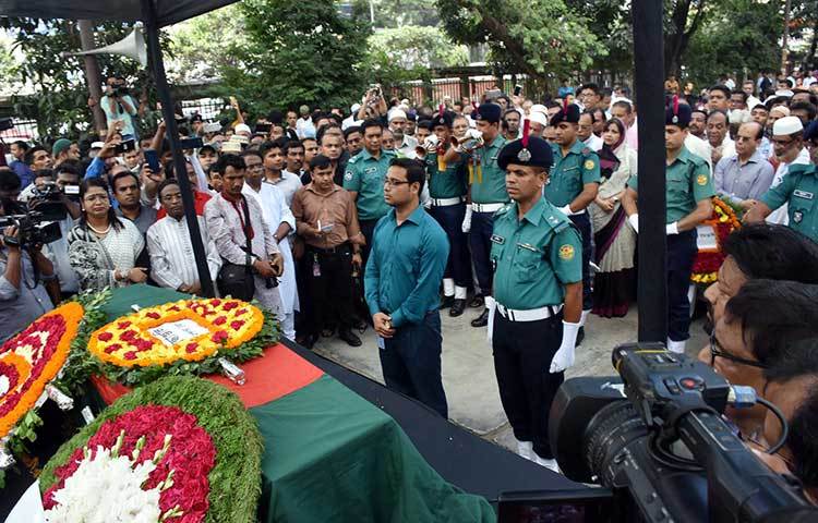 জাতীয় পতাকায় আবৃত গোলাম সারওয়ারের কফিন। ছবি : বিপ্লব দিক্ষিৎ