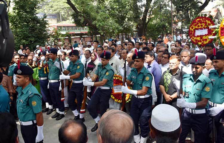 গভীর শ্রদ্ধায় মুক্তিযুদ্ধের এই বীরসেনানিকে স্মরণ করা হয়। ছবি : বিপ্লব দিক্ষিৎ