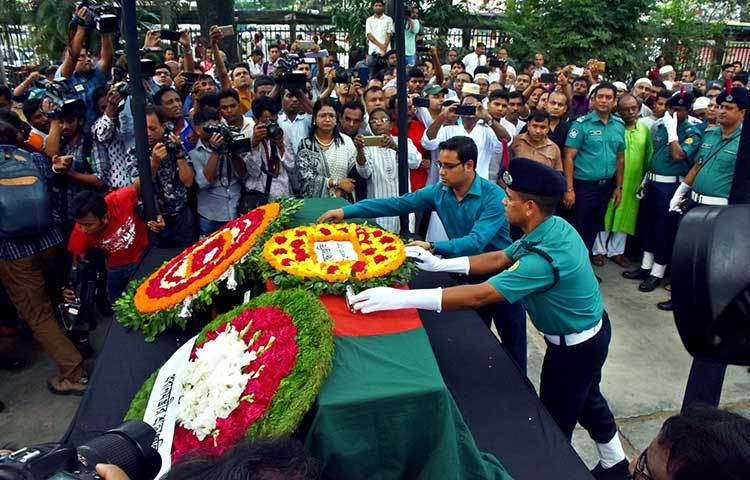 গার্ড অব অনার প্রদান করার সময় ঢাকা জেলা প্রশাসনের পক্ষ থেকে ফুলেল শ্রদ্ধা জানানো হয়। ছবি : বিপ্লব দিক্ষিৎ