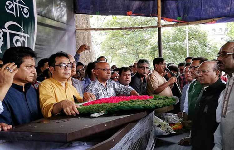 শ্রদ্ধা জানাতে এসেছেন বাণিজ্যমন্ত্রী ও আওয়ামী লীগগের সাধারণ সম্পাদক এবং সড়ক পরিবহন ও সেতুমন্ত্রী ওবায়দুল কাদের। ছবি : মাহবুব আলম