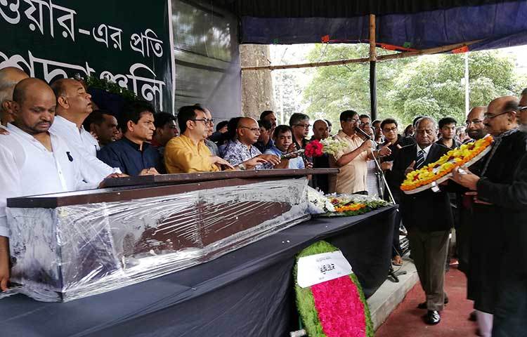 বৃহস্পতিবার বেলা ১১টায় কেন্দ্রীয় শহীদ মিনার প্রাঙ্গণে সম্মিলিত সাংস্কৃতিক জোটের ব্যবস্থাপনায় সর্বস্তরের মানুষ গোলাম সারওয়ারের মরদেহে শ্রদ্ধা জানাচ্ছেন। ছবি : মাহবুব আলম