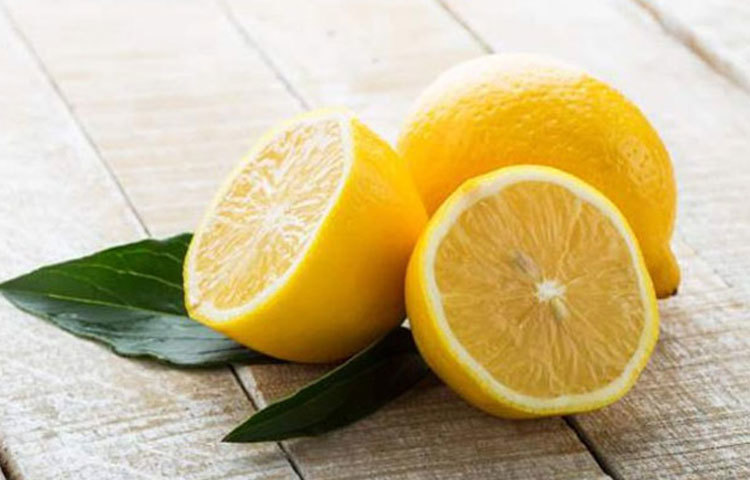 পাতিলেবু : ত্বকের চর্চা থেকে চুলের খুসকি দূর করতে পাতিলেবু খুবই কার্যকরী। ছোটো চুল হলে ১টি পাতিলেবু এবং বড়ো চুলের জন্য ২টি পাতিলেবুই যথেষ্ট। পাতিলেবুর রস মাথার স্ক্যাল্পে লাগান। ১০ মিনিট রেখে ধুয়ে ফেলুন।