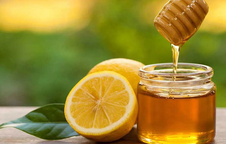 লেবু ও মধু : ১ চামচ লেবুর রসের সঙ্গে ৩ চামচ মধু মিশিয়ে মাথার স্ক্যাল্পে লাগান। ২০ মিনিট মাথায় লাগিয়ে রাখুন। এরপরে পানি দিয়ে ধুয়ে শ্যাম্পু করে নিন। ২-৩ দিন করে দেখুন ফল পাবেন।