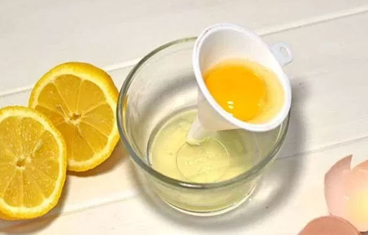 লেবু ও ডিম : প্রথমে ডিমটা ভালো করে ভেঙে নিন। তারপরে ওই ডিমের মধ্যে ১ চামচ লেবুর রস মিশিয়ে নিন। এরপরে ভালো করে মাথার স্ক্যাল্পে লাগিয়ে রাখুন। ৩০ মিনিট রাখার পর পানি দিয়ে ধুয়ে নিন। ৫-৭ দিনের মধ্যে নিজেই বুঝতে পারবেন। লেবু ও ডিম কিন্তু চুলের জন্য দারুণ কাজ দেয়। শুধু চুলের খুসকি দূর করা নয় চুলের হারিয়ে যাওয়া ঔজ্জ্বলতা ফিরিয়ে আনে।