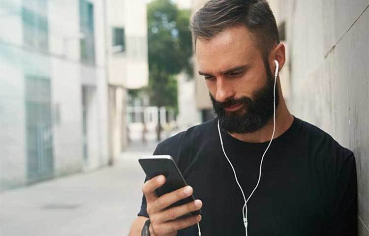 বেশিক্ষণ হেডফোন পরে থাকলে কানের গহ্বরের ভিতরের তাপমাত্রা বৃদ্ধি পেয়ে কানের ভিতরে ঘাম জমতে থাকে। এর থেকে ব্লাকহেড বা অ্যাকনে জন্মায়।