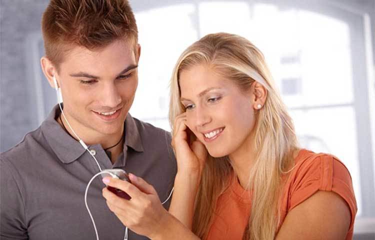 অন্যের সঙ্গে হেডফোন শেয়ার করাটাও খুব একটা সুবিধার কাজ নয়। এর ফলে সবচেয়ে ‌দ্রুত এবং সবচেয়ে সহজে ব্যাকটেরিয়া-জনিত ইনফেকশন একজনের থেকে অন্যজনের দিকে ছড়াতে পারে।