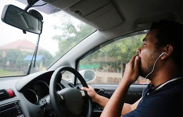 গাড়ি চালানোর সময়ে, বা রাস্তায় চলাকালীন জোর ভলিউমে হেডফোনে গান শোনা উচিত নয়। দুর্ঘটনা ঘটার সম্ভাবনা বাড়ে।