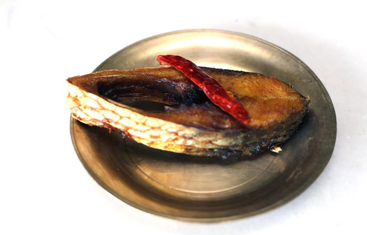 তেলে ভাজা ইলিজ সঙ্গে শুকনো মরিচ। খিচুরির সঙ্গে ইলিশ ভাজা খেতে দারুণ মজা। পান্তা ভাতেও খেতে মন্দ নয়।