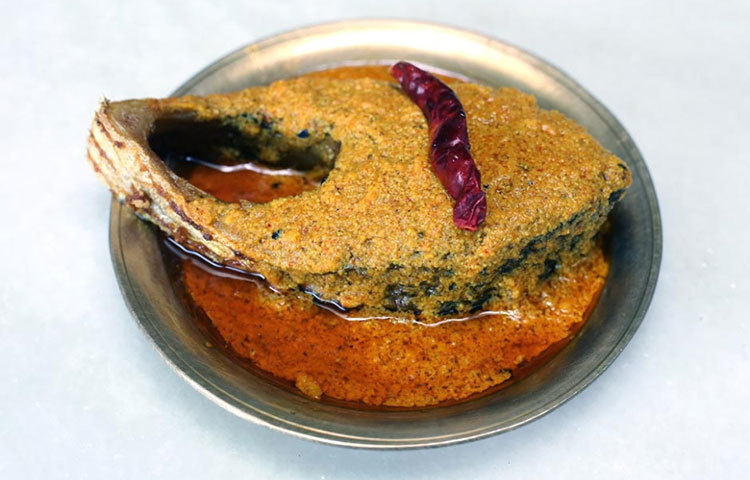 সরষে আর শুকনো মরিচের সঙ্গে ইলিশের এক পদ।