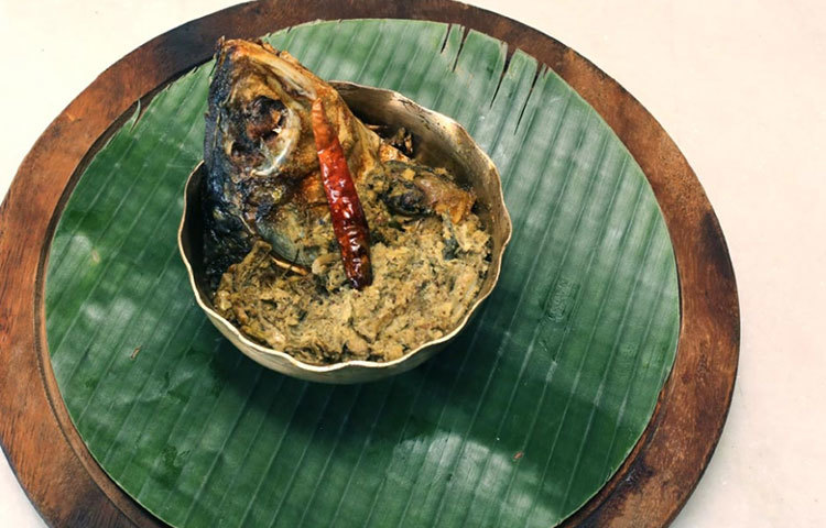 ইলিশ মাছের মাথা দিয়ে কচু নারকেল ও শাক।