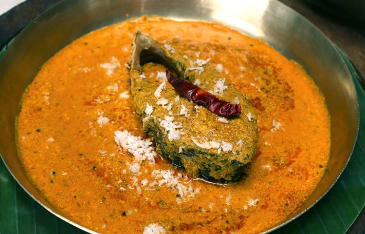 নারকেল সরষে দিয়ে বরিশালের ইলিশ রান্না।