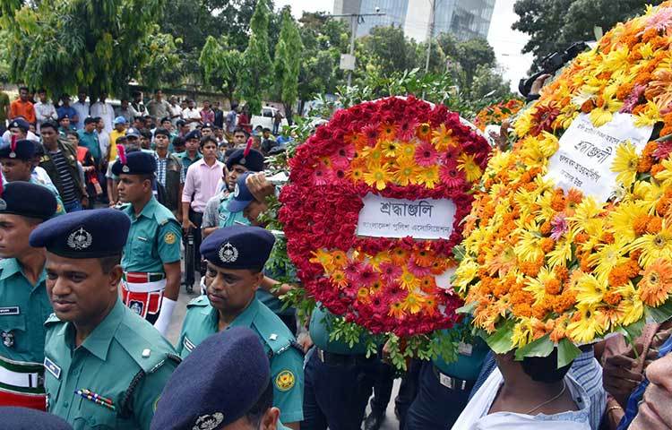 ফুলেল শ্রদ্ধায় স্মরণ করা হয়েছে ২০১৬ সালের ১ জুলাই হোলি আর্টিজানে হামলায় নিহতদের। ছবি : বিপ্লব দিক্ষিৎ