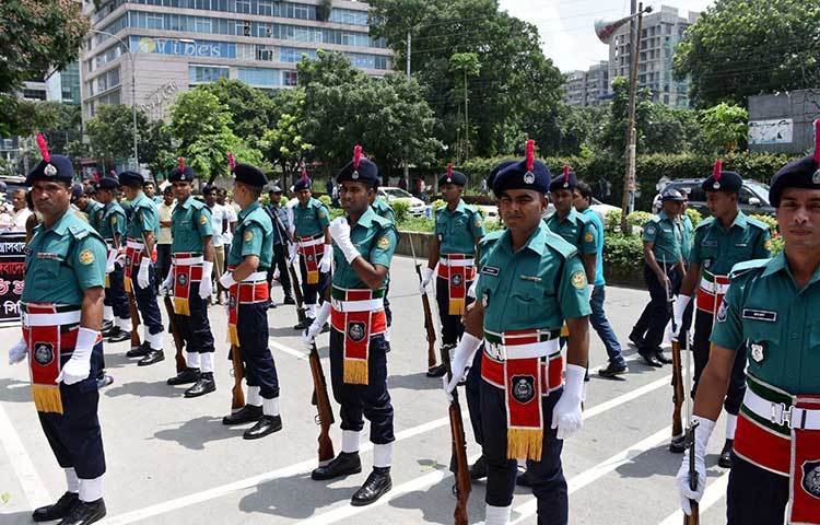 নিহতদের প্রতি সম্মান জানাচ্ছে বাংলাদেশ পুলিশ। ছবি : বিপ্লব দিক্ষিৎ