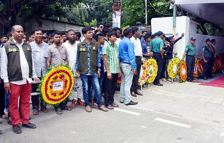 সকাল ১০টার আগেই কড়া নিরাপত্তার মধ্য দিয়ে হোলি আর্টিজানের সেই ভবনের সামনে বিভিন্ন দূতাবাস ও আন্তর্জাতিক সংস্থার পক্ষ থেকে শ্রদ্ধা নিবেদন করা হয়। পুলিশ সার্ভিস অ্যাসোসিয়েশন, পুলিশ কমিশনার, ডিএমপি কমিশনার ও আওয়ামী লীগের পক্ষ থেকে শ্রদ্ধা নিবেদন করা হয়। ছবি : বিপ্লব দিক্ষিৎ