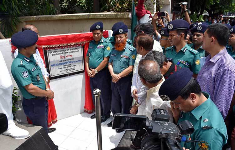 হলি আর্টিজানে জাঙ্গি হামলা প্রতিরোধে নিহত পুলিশ সদস্যদের স্মরণে নির্মিত ‘দীপ্ত শপথ’ স্মৃতিসৌধের উদ্বোধন করছেন ডিএমপি কমিশনার মোঃ আছাদুজ্জামান মিয়া। ছবি : বিপ্লব দিক্ষিৎ