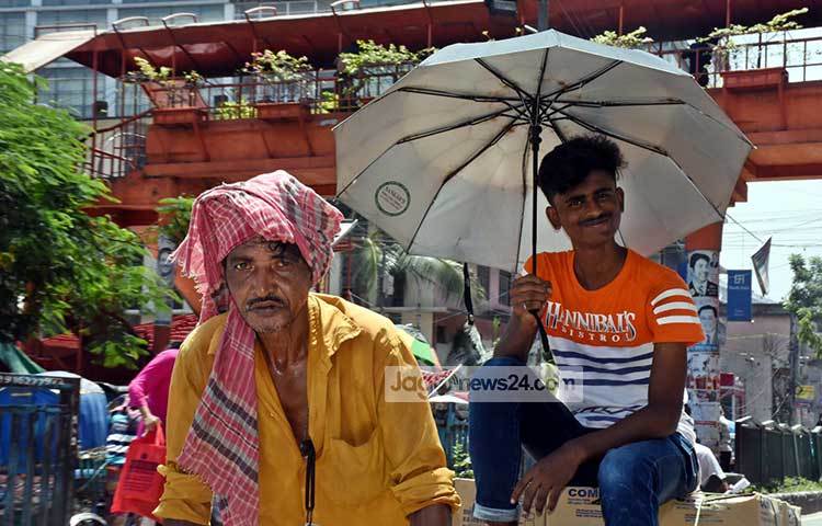 প্রচণ্ড গরম উপেক্ষা করে ভ্যানে করে মালপত্র নিয়ে যাচ্ছেন এই চালক। ছবি : বিপ্লব দিক্ষিৎ