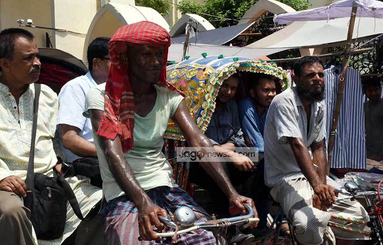 এই গরমে রোদের মধ্যে জ্যামে দাঁড়িয়ে আছে রিকশা চালকরা। ছবি : বিপ্লব দিক্ষিৎ
