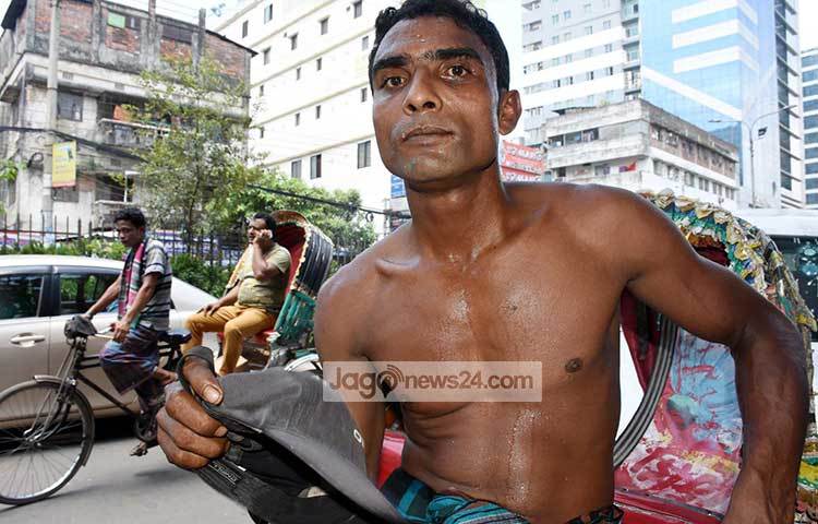 গরমের হাত থেকে বাঁচতে জামা খুলে ফেলেছেন এক রিকশা চালক। ছবি : বিপ্লব দিক্ষিৎ
