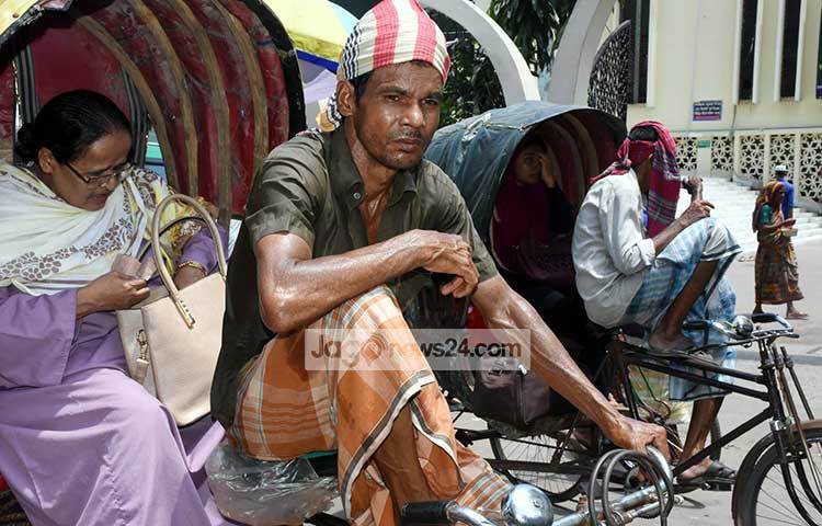 জীবনের প্রয়োজনে এই গরম উপেক্ষা করে বাসার বাইরে বের হয়েছেন অনেকে। ছবি : বিপ্লব দিক্ষিৎ