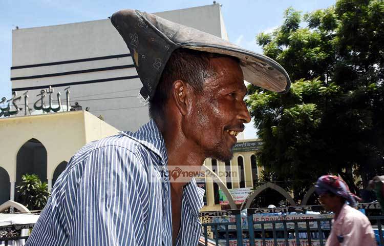 গরমের মাঝেও যেন মনে সুখে রিকশা চালাচ্ছেন তিনি। ছবি : বিপ্লব দিক্ষিৎ