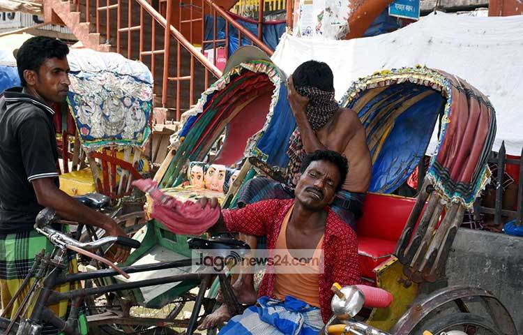 এই তিন রিকশা চালকের গরমে বেহাল অবস্থা। ছবি : বিপ্লব দিক্ষিৎ