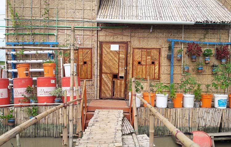 চরভাগা ইউনিয়নের মনাই হাওলাদার কান্দি গ্রামের পদ্মাপারে খুঁটি দিয়ে বাঁধা তিনটি বাড়ি তৈরি করেছেন। ছবি : মো. ছগির হোসেন