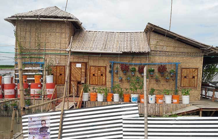 ব্র্যাক বিশ্ববিদ্যালয়ের সেন্টার ফর ক্লাইমেট চেঞ্জ অ্যান্ড এনভায়রনমেন্টাল রিসার্চ (সিথ্রিআর) একটি প্রকল্পের অংশ হিসেবে এই তিনটি বাড়ি নির্মাণ করা হয়েছে। ছবি : মো. ছগির হোসেন