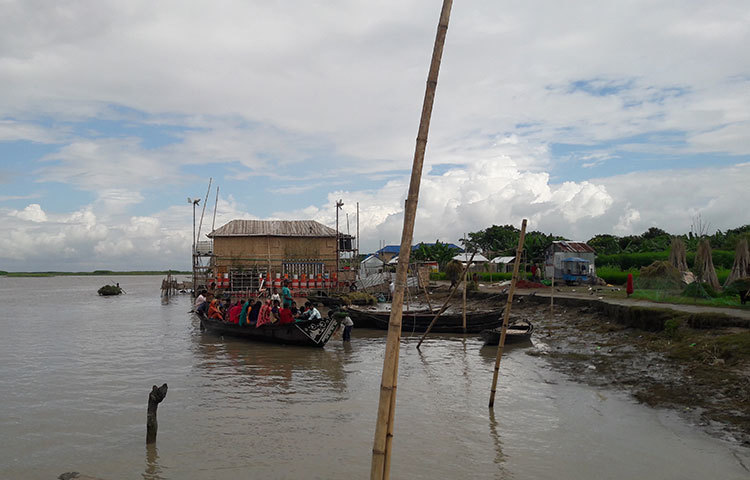 শরীয়তপুর জেলাসহ অন্যান্য জেলা থেকে ট্রলার, নৌকা, মোটরসাইকেলসহ বিভিন্ন যানবাহন দিয়ে বাড়ি তিনটি দেখতে আসে। ছবি : মো. ছগির হোসেন