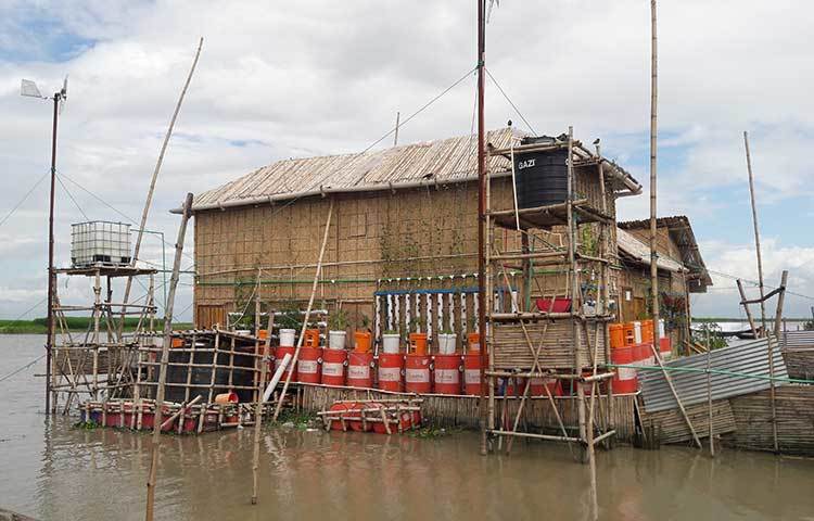 প্রতিদিন বিকেলে পদ্মাপাড়ে এই বাড়ির সামনে মানুষের মিলন মেলায় পরিণত হয়। সেখানে চটপটি, ফুসকা, ঝালমুড়ি, আচার, কয়েকটি মুদি দোকানও বসে।  ছবি : মো. ছগির হোসেন