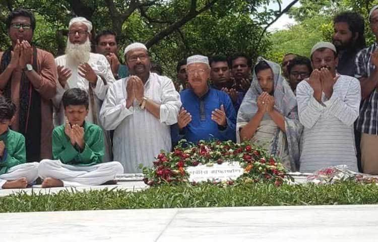 নুহাশপল্লীতে হুমায়ূন আহমেদের কবর জিয়ারত, কবরে পুষ্পস্তবক অর্পণ, কোরআন খানী, মিলাদ ও দোয়া মাহফিলের আয়োজন করা হয়।