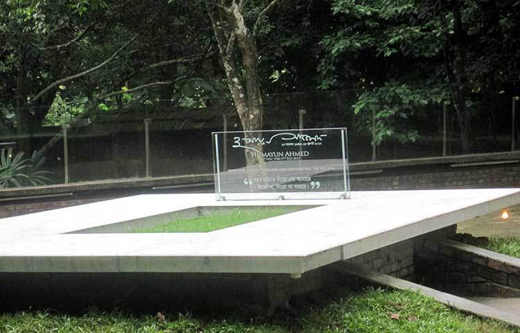 এখানে চিরনিদ্রায় ঘুমিয়ে আছেন বাংলা সাহিত্যের কলম জাদুকর খ্যাত কীর্তিমান পুরুষ হুমায়ূন আহমেদ।