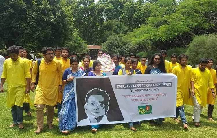 প্রিয় লেখক হুমায়ূন আহমেদের স্মৃতির প্রতি শ্রদ্ধা জানাতে এসেছে হিমু পরিবহনের সদস্যরা।