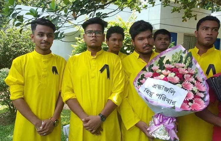 শ্রদ্ধা জানাতে হলুদ সাজে এসেছে হিমু পরিবারের সদস্যরা।