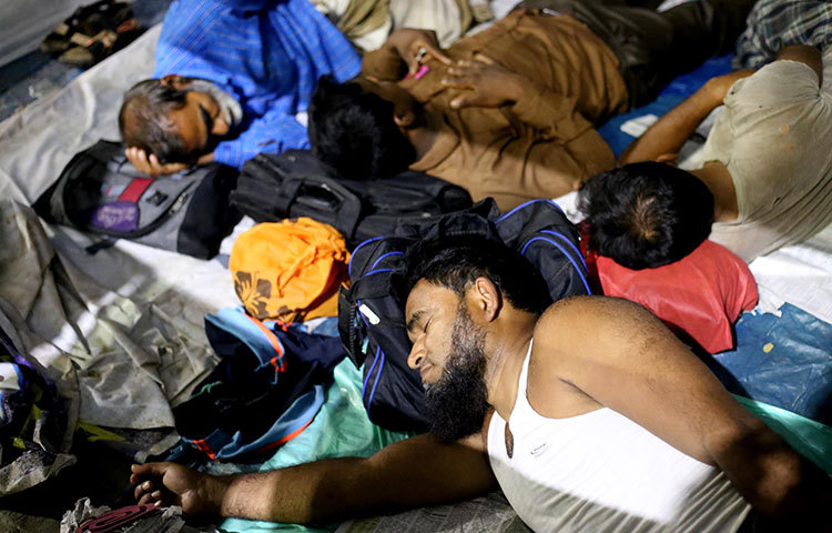 ক্লান্ত শিক্ষকরা ঘুমিয়ে আছেন। শিক্ষক আন্দোলনের আজ ২৬তম দিন এবং অনশন কর্মসূচির ১১তম দিন। ছবি : মাহবুব আলম