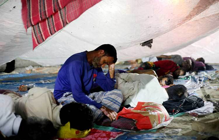 হতাশাগ্রস্ত এক শিক্ষক বসে আছেন। সারা দেশে প্রায় ২০-২৫ বছর ৮০ হাজার শিক্ষক কর্মচারী বিনা বেতনে শিক্ষকতা করে আসছেন। ছবি : মাহবুব আলম